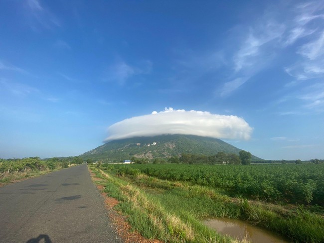 Hiện tượng &quot;mũ mây&quot; siêu hiếm tái xuất tại núi Bà Đen Tây Ninh - Ảnh 2.