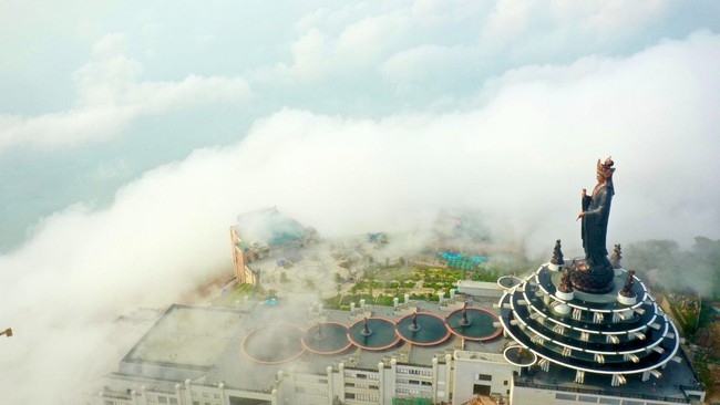 Hiện tượng &quot;mũ mây&quot; siêu hiếm tái xuất tại núi Bà Đen Tây Ninh - Ảnh 4.