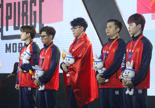 Zoom 'thần thái' của tuyển thủ PUBG Mobile Việt Nam sau khi nhận huy chương, không ngại 'khè' cả đội Vô địch - Ảnh 6.