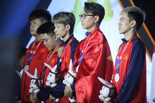 Zoom 'thần thái' của tuyển thủ PUBG Mobile Việt Nam sau khi nhận huy chương, không ngại 'khè' cả đội Vô địch - Ảnh 5.