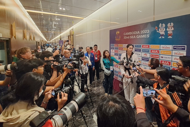 'Nữ thần' võ thuật Campuchia tiếp tục gây sốt, giành HCV SEA Games theo cách 'lạ' - Ảnh 6.