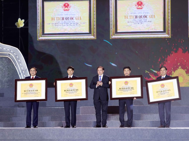 Chủ tịch Quốc hội Vương Đình Huệ trao quyết định công nhận hai bảo vật quốc gia cho tỉnh Hà Nam - Ảnh 7.
