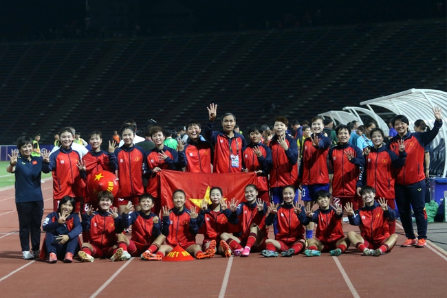 Huỳnh Như đội chiếc nón lá đặc biệt, ăn mừng cực đáng yêu sau chức vô địch SEA Games - Ảnh 5.