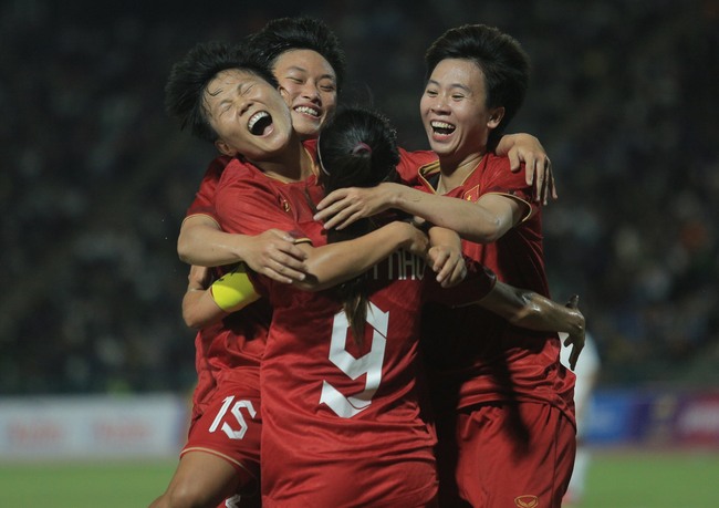 Đội trưởng Huỳnh Như ăn mừng như Ronaldo khi ghi bàn cho ĐT nữ Việt Nam ở chung kết SEA Games 32 - Ảnh 8.