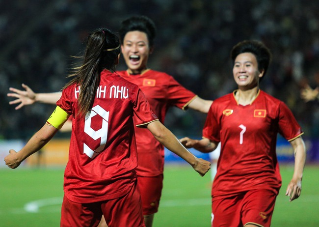 Đội trưởng Huỳnh Như ăn mừng như Ronaldo khi ghi bàn cho ĐT nữ Việt Nam ở chung kết SEA Games 32 - Ảnh 7.