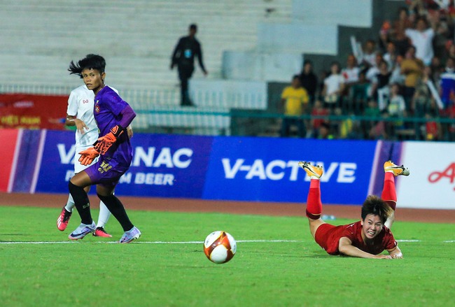 Đội trưởng Huỳnh Như ăn mừng như Ronaldo khi ghi bàn cho ĐT nữ Việt Nam ở chung kết SEA Games 32 - Ảnh 2.