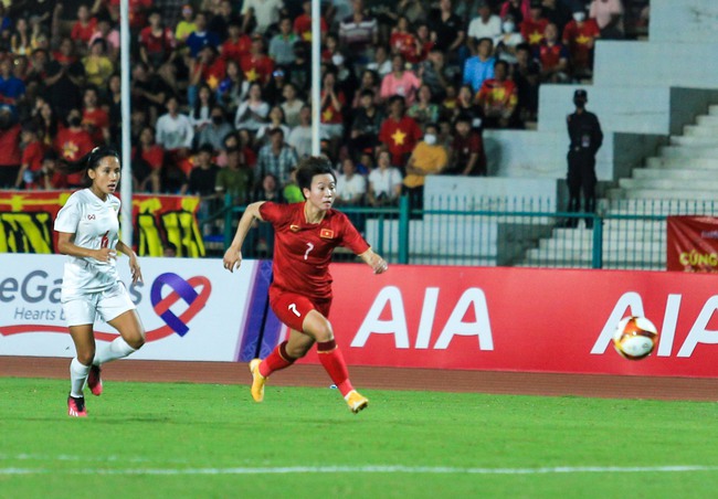Đội trưởng Huỳnh Như ăn mừng như Ronaldo khi ghi bàn cho ĐT nữ Việt Nam ở chung kết SEA Games 32 - Ảnh 1.