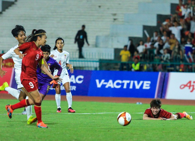 Đội trưởng Huỳnh Như ăn mừng như Ronaldo khi ghi bàn cho ĐT nữ Việt Nam ở chung kết SEA Games 32 - Ảnh 3.