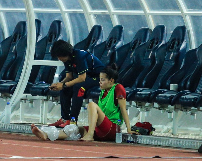 Cầu thủ nữ Việt Nam ôm mặt khóc vì chấn thương, được đưa đi cấp cứu ngay trong trận chung kết SEA Games 32 gặp Myanmar - Ảnh 4.