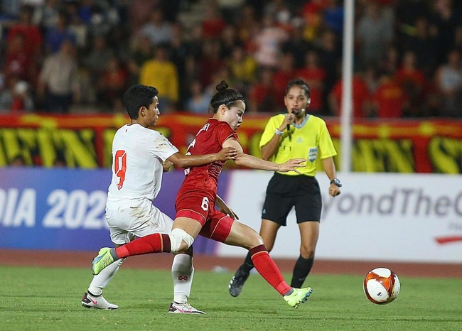Cầu thủ nữ Việt Nam ôm mặt khóc vì chấn thương, được đưa đi cấp cứu ngay trong trận chung kết SEA Games 32 gặp Myanmar - Ảnh 2.