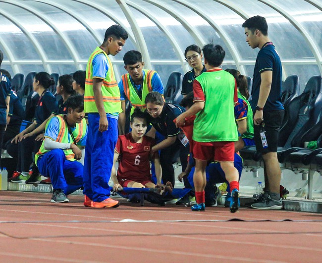 Cầu thủ nữ Việt Nam ôm mặt khóc vì chấn thương, được đưa đi cấp cứu ngay trong trận chung kết SEA Games 32 gặp Myanmar - Ảnh 6.