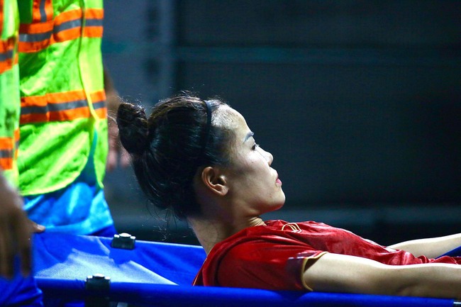Cầu thủ nữ Việt Nam ôm mặt khóc vì chấn thương, được đưa đi cấp cứu ngay trong trận chung kết SEA Games 32 gặp Myanmar - Ảnh 7.