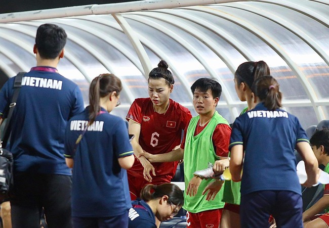 Cầu thủ nữ Việt Nam ôm mặt khóc vì chấn thương, được đưa đi cấp cứu ngay trong trận chung kết SEA Games 32 gặp Myanmar - Ảnh 5.
