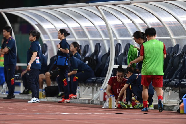 Cầu thủ Việt Nam đau đớn nhập viện vì xả thân thi đấu ở trận chung kết SEA Games - Ảnh 2.