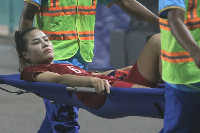 Cầu thủ Việt Nam đau đớn nhập viện vì xả thân thi đấu ở trận chung kết SEA Games - Ảnh 4.