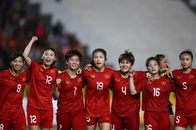 Lập chiến tích lịch sử, đội tuyển nữ Việt Nam được thưởng nóng 3 tỷ đồng - Ảnh 1.