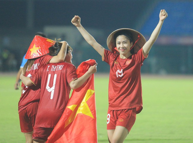 ĐT nữ Việt Nam ăn mừng cuồng nhiệt khi tạo nên kỉ lục 'vô tiền khoáng hậu' tại SEA Games 32 - Ảnh 5.
