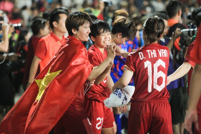 ĐT nữ Việt Nam ăn mừng cuồng nhiệt khi tạo nên kỉ lục 'vô tiền khoáng hậu' tại SEA Games 32 - Ảnh 6.