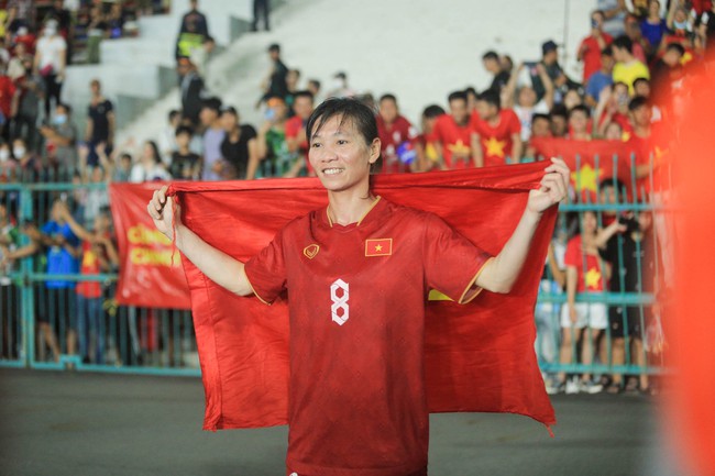 ĐT nữ Việt Nam ăn mừng cuồng nhiệt khi tạo nên kỉ lục 'vô tiền khoáng hậu' tại SEA Games 32 - Ảnh 12.