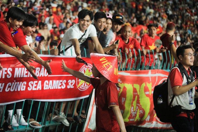 ĐT nữ Việt Nam ăn mừng cuồng nhiệt khi tạo nên kỉ lục 'vô tiền khoáng hậu' tại SEA Games 32 - Ảnh 11.