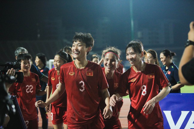 ĐT nữ Việt Nam ăn mừng cuồng nhiệt khi tạo nên kỉ lục 'vô tiền khoáng hậu' tại SEA Games 32 - Ảnh 8.