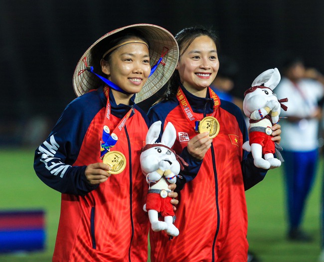 Hot girl Hoàng Thị Loan xúc động khi vô địch SEA Games: 'Đây có thể là lần cuối bác Chung dẫn dắt ĐT nữ Việt Nam' - Ảnh 1.
