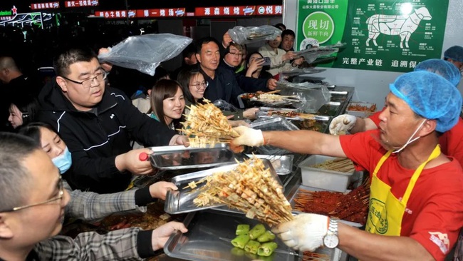 Cơn &quot;sóng thần ẩm thực&quot; ở Trung Quốc khiến khách sạn cháy phòng, đường sắt cháy vé: Nguyên nhân chỉ từ món ăn mà ở Việt Nam cũng có - Ảnh 1.