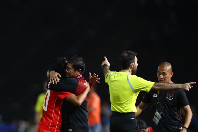 Chung kết bạo lực tới đổ máu: Thái Lan cay đắng, Indonesia vỡ òa trong trận cầu có 9 thẻ đỏ, 7 bàn thắng - Ảnh 7.
