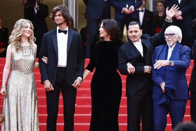 Siêu thảm đỏ LHP Cannes 2023: Phạm Băng Băng quyền lực đọ sắc cực gắt với &quot;công chúa&quot; Elle Fanning, Johnny Depp tái xuất ấn tượng hậu vụ ly hôn lùm xùm - Ảnh 12.