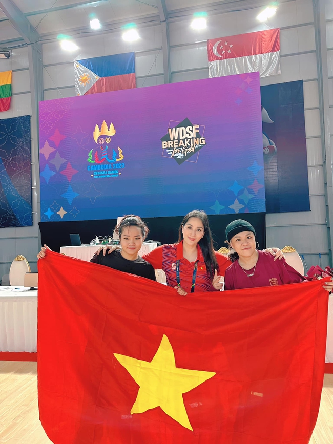'Mẹ bầu' Khánh Thi mừng suýt 'tụt bầu' khi Việt Nam giành HCV Dancesport - Breaking cực chất tại SEA Games 32 - Ảnh 1.