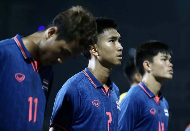 Cầu thủ U22 Thái Lan thất thần sau trận chung kết 7 thẻ đỏ, tạo ra bức ảnh kỷ niệm buồn nhất SEA Games 32 - Ảnh 1.