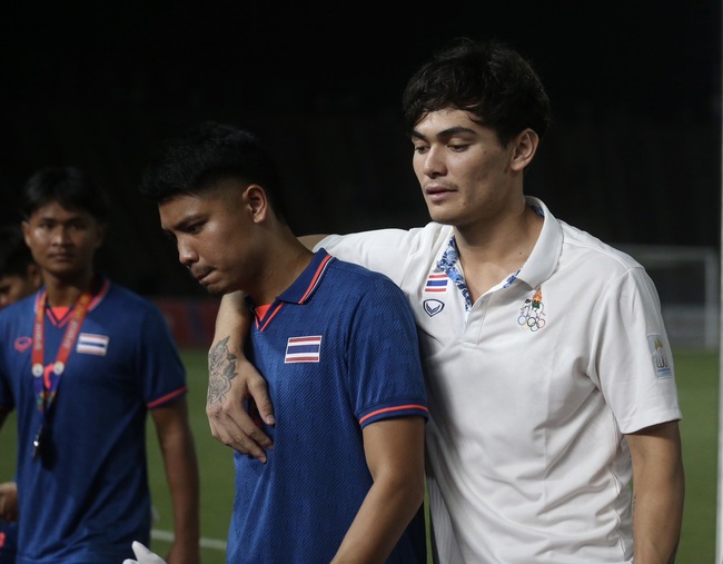 Cầu thủ U22 Thái Lan thất thần sau trận chung kết 7 thẻ đỏ, tạo ra bức ảnh kỷ niệm buồn nhất SEA Games 32 - Ảnh 8.