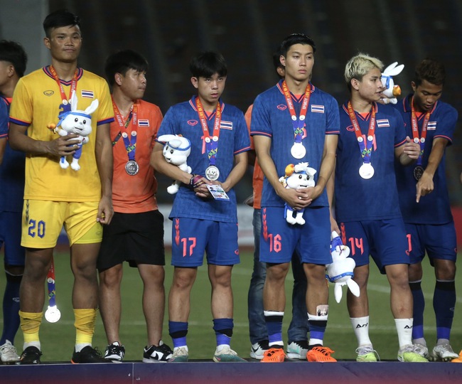 Cầu thủ U22 Thái Lan thất thần sau trận chung kết 7 thẻ đỏ, tạo ra bức ảnh kỷ niệm buồn nhất SEA Games 32 - Ảnh 5.