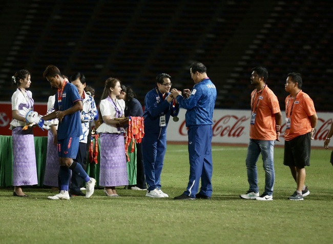 Cầu thủ U22 Thái Lan thất thần sau trận chung kết 7 thẻ đỏ, tạo ra bức ảnh kỷ niệm buồn nhất SEA Games 32 - Ảnh 3.