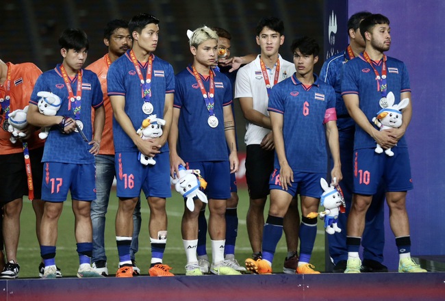 Cầu thủ U22 Thái Lan thất thần sau trận chung kết 7 thẻ đỏ, tạo ra bức ảnh kỷ niệm buồn nhất SEA Games 32 - Ảnh 6.
