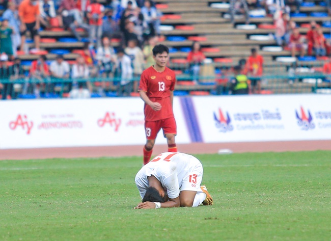 Cảm xúc trái ngược sau trận đấu: U22 Việt Nam hân hoan, cầu thủ U22 Myanamr đổ gục sau khi tuột HCĐ - Ảnh 5.