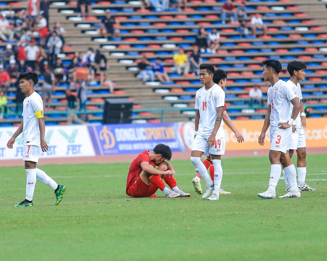 Cảm xúc trái ngược sau trận đấu: U22 Việt Nam hân hoan, cầu thủ U22 Myanamr đổ gục sau khi tuột HCĐ - Ảnh 3.