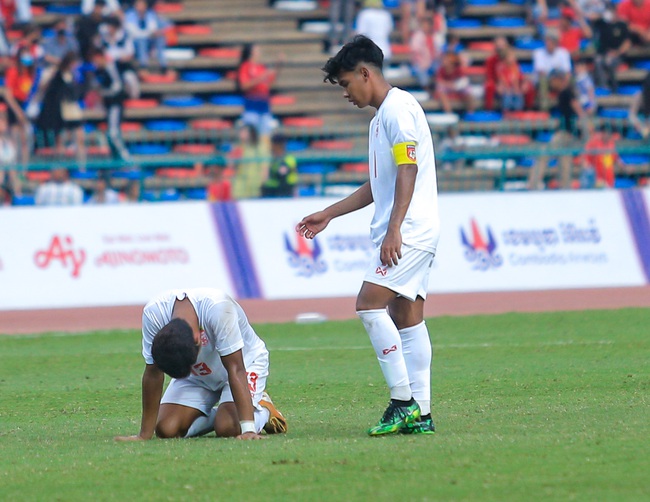 Cảm xúc trái ngược sau trận đấu: U22 Việt Nam hân hoan, cầu thủ U22 Myanamr đổ gục sau khi tuột HCĐ - Ảnh 4.