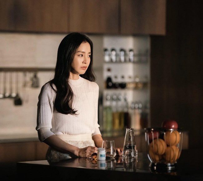 Hé lộ những hình ảnh rùng rợn của Kim Tae Hee trong phim mới - Ảnh 2.