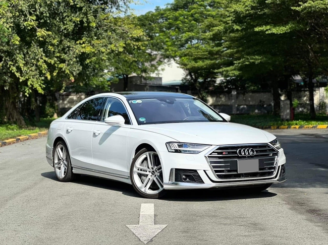 Hàng hiếm Audi S8 rao bán hơn 8 tỷ đồng: Sử dụng chung động cơ Lamborghini, giá chỉ đắt hơn A8 'thường' 2 tỷ - Ảnh 2.