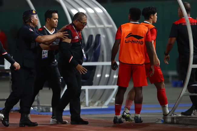 Cầu thủ Thái Lan buồn tiu nghỉu, ôm cái kết đắng sau màn 'cà khịa' ở chung kết SEA Games - Ảnh 7.