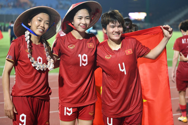 Huỳnh Như đội chiếc nón lá đặc biệt, ăn mừng cực đáng yêu sau chức vô địch SEA Games - Ảnh 2.