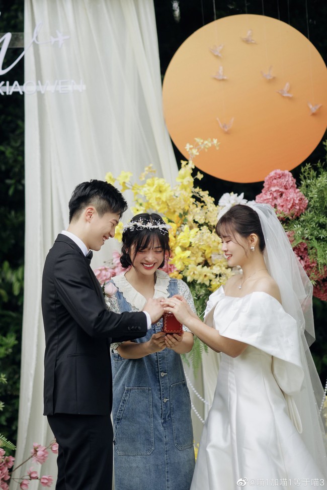 Thẩm Nguyệt (Vườn Sao Băng) biến hôn lễ bạn thân thành cảnh phim, khóc cũng đẹp như poster điện ảnh - Ảnh 4.