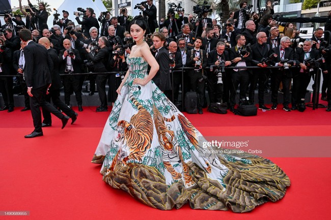 Siêu thảm đỏ LHP Cannes 2023: Phạm Băng Băng quyền lực đọ sắc cực gắt với &quot;công chúa&quot; Elle Fanning, Johnny Depp tái xuất ấn tượng hậu vụ ly hôn lùm xùm - Ảnh 2.