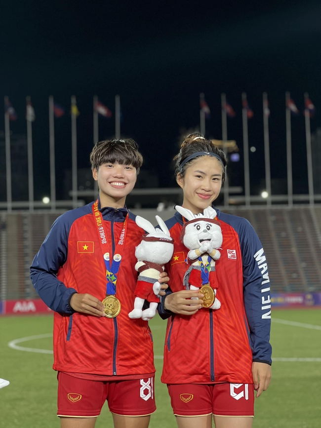 Vũ Thị Hoa nhận thưởng 50 triệu đồng: Phần thưởng cho nghị lực của nữ tuyển thủ mất bố năm 17 tuổi, đi đá bóng lấy tiền nuôi 3 em - Ảnh 4.