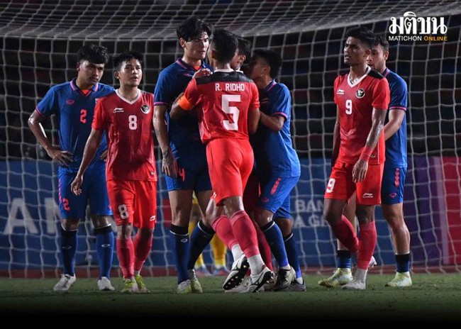 Báo Thái Lan sốc nặng vì đội nhà thua tan tác trong “trận đấu đẫm máu” với 9 thẻ đỏ - Ảnh 1.
