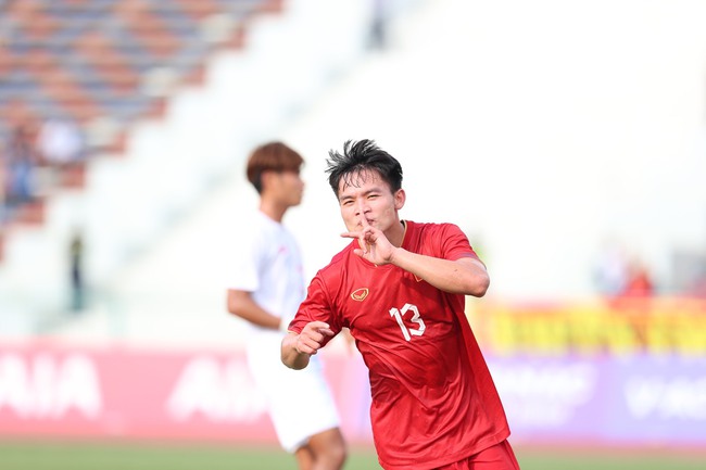Văn Cường lập cú đúp giúp U22 Việt Nam hạ U22 Myanmar 3-1, giành HCĐ SEA Games 32. Ảnh: Hoàng Linh