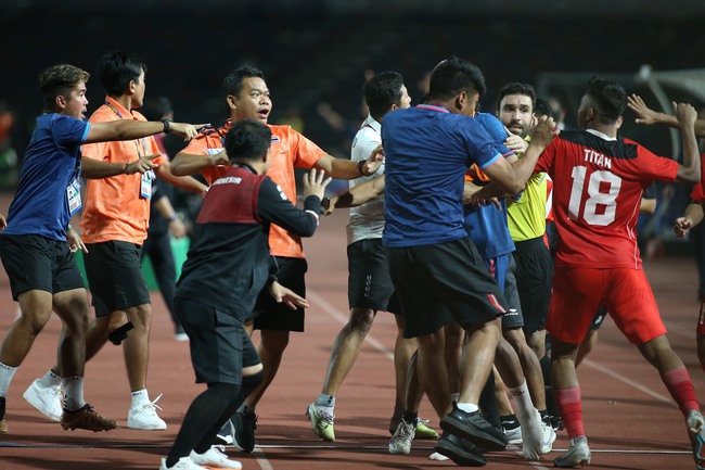Bạo lực bùng nổ ở trận U22 Indonesia vs U22 Indonesia: Trọng tài rút 5 thẻ đỏ - Ảnh 2.