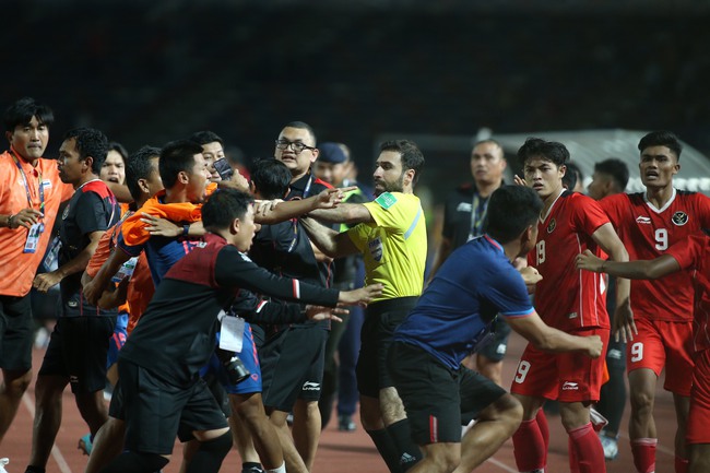 Bạo lực bùng nổ ở trận U22 Indonesia vs U22 Indonesia: Trọng tài rút 5 thẻ đỏ - Ảnh 4.