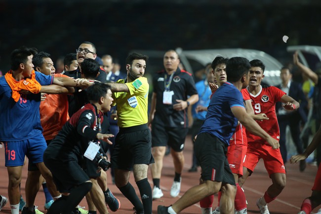 Bạo lực bùng nổ ở trận U22 Indonesia vs U22 Indonesia: Trọng tài rút 5 thẻ đỏ - Ảnh 3.